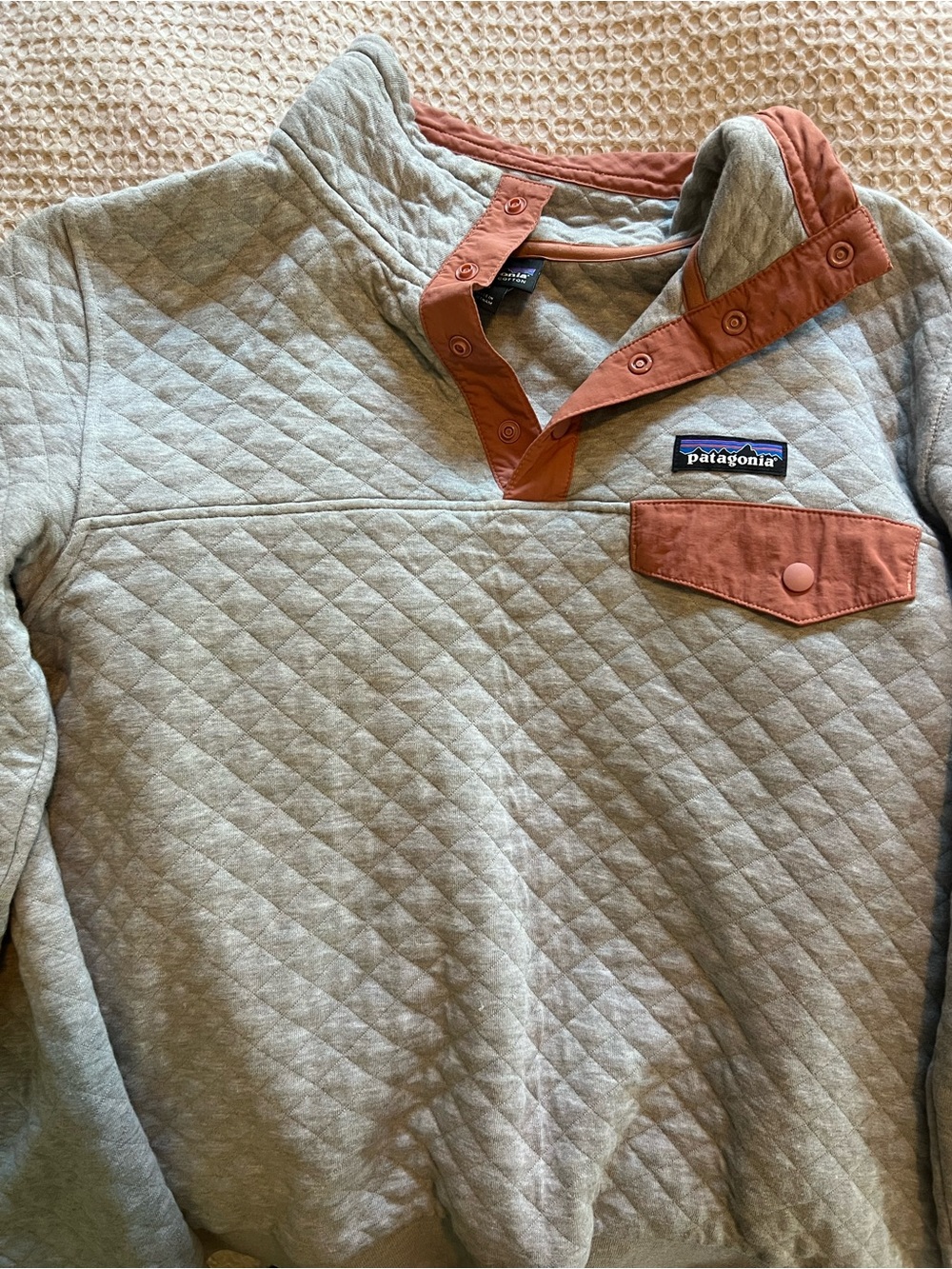 Patagonia Women’s Quilted Pullover Jacket in Light Gray with Rust Accents